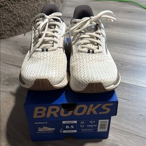 Brooks Women Shoes - White